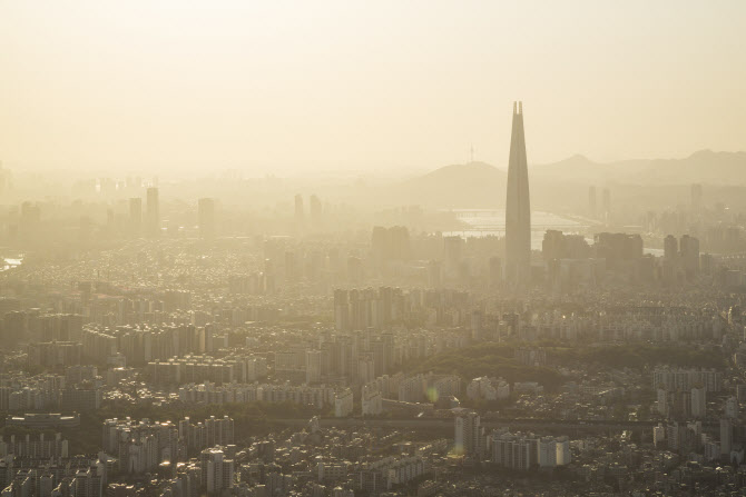 전국 덮친 미세먼지 중서부 '나쁨'…낮부터 구름 많아