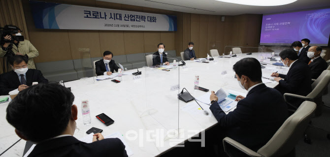 [포토]성윤모 장관, 민간 연구소들과 '탄소중립' 관련 대화