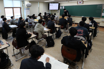 코로나 확산에 학생 확진도 급증…보름여 앞 둔 수능 `비상`