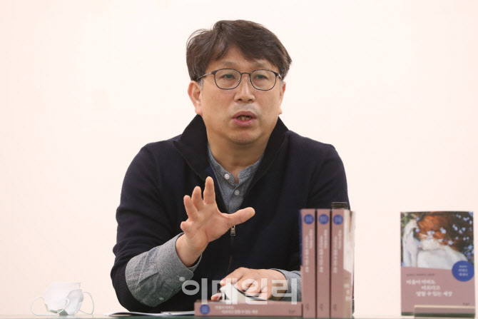 [포토]출판 간담회에서 발언하는 안병은 정신과 의사