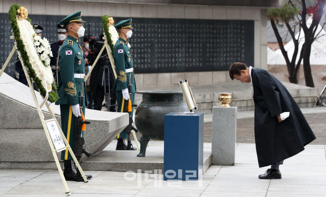 [포토]순국선열추념탑에 인사하는 김원웅 광복회장