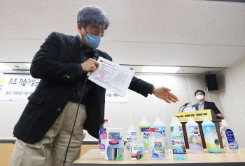 가습기살균제, 제대로 된 검사도 없이 '인체 무해' 라벨 붙였다