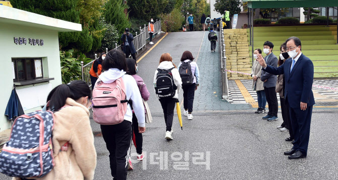 학생·교직원 하루새 17명 신규 확진, 등교중단 학교 87곳