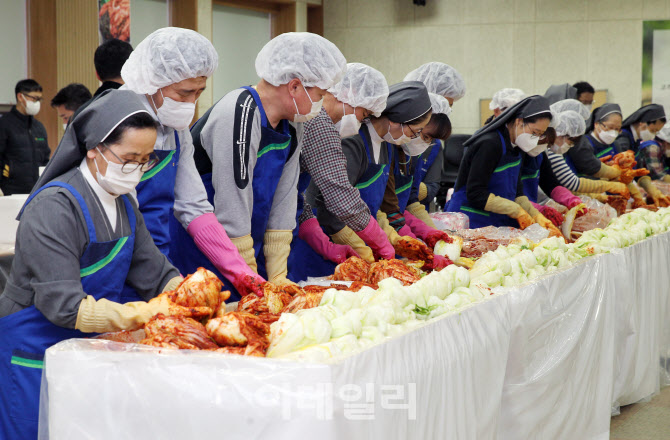 [포토] 취약계층에 전달 위한 김치담그기