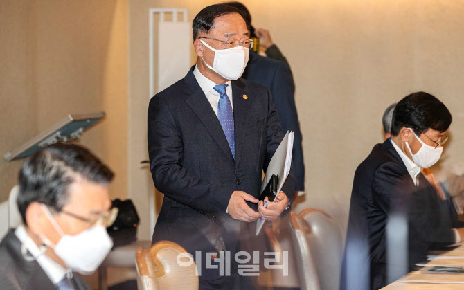 [포토]홍남기 부총리, 부동산시장 점검 관계장관회의 참석