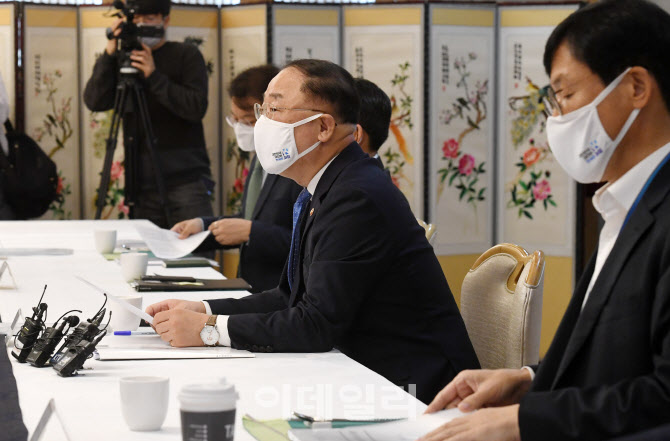 [포토]홍남기 경제부총리, "단기물량 공급 가급적 순증방식으로 조속 건설·확보"