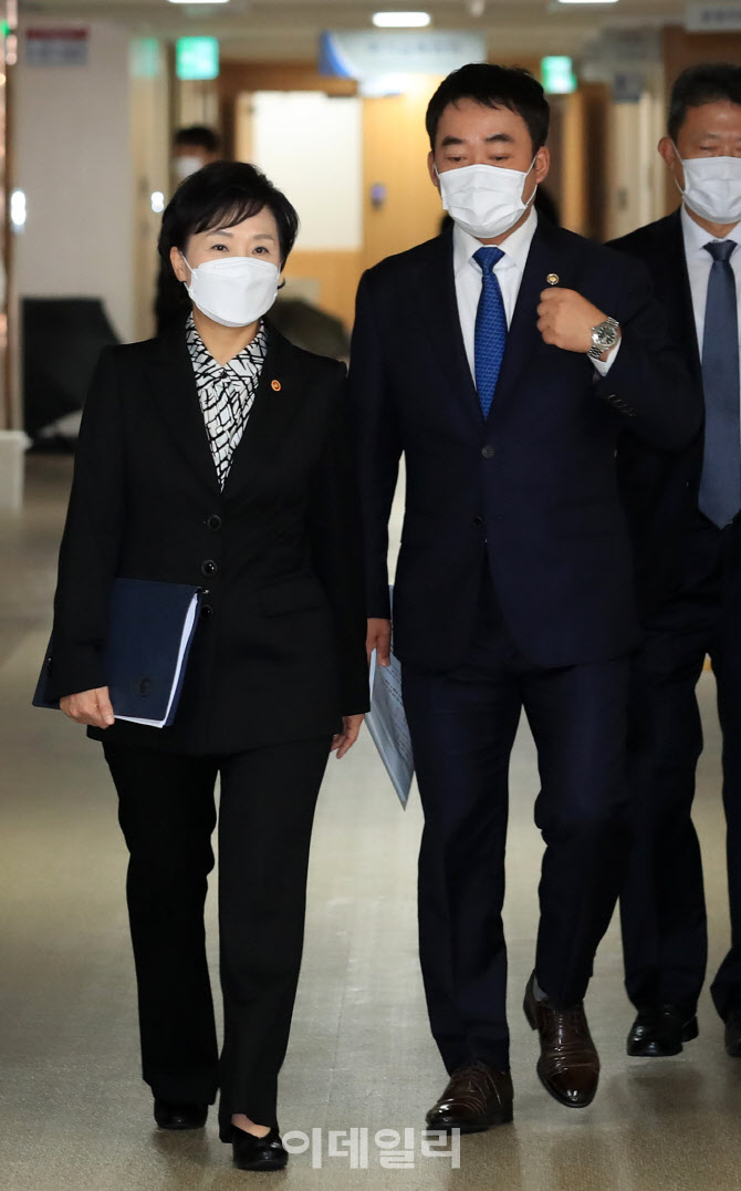 [포토]김현미 장관, “공공지원민간임대주택 기금 융자한도 상향…금리도 낮출 것”