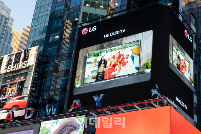 뉴욕 타임스퀘어서 펼쳐지는 레이디가가 '911'…LG 올레드와 함께