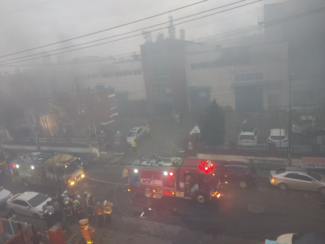 "폭발과 함께 불이"…인천 화장품 공장서 화재, 3명 사망·6명 부상