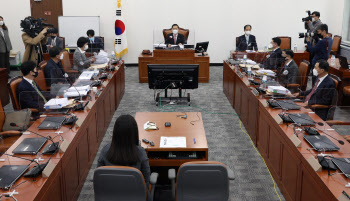 `법 개정 강행 vs 좌시 않을 것`…공수처장 무산 후폭풍에 정국 급랭