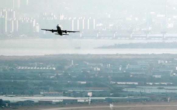 항공업계 "면세 혜택 관광비행 환영"‥ 일부 항공사, 인천공항 일원화에 당혹