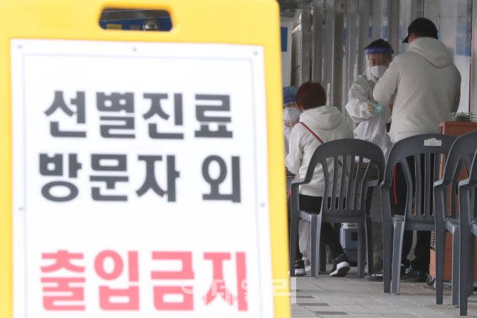 정부 "코로나 세번째 유행 진행…2단계 기준 충족땐 거리두기 격상"