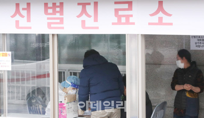 "수도권 지역사회 유행 본격화…코로나 '3차 대유행' 판단"