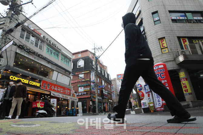 [포토]코로나19 확진자 속출로 불안감에 휩싸인 노량진