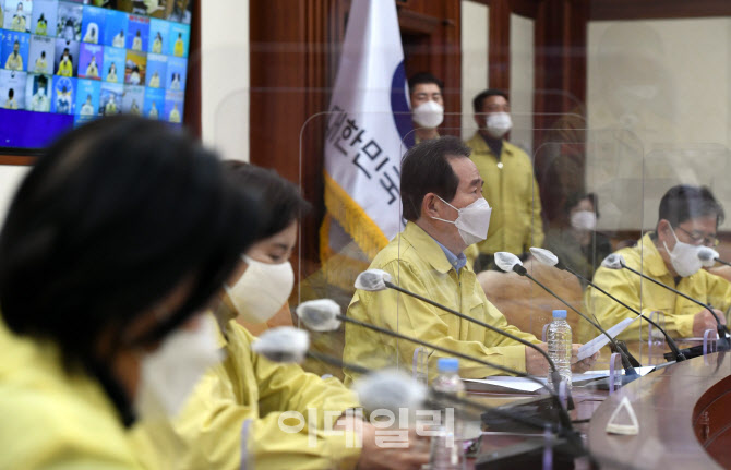 [포토]정세균 총리 "수도권 거리두기 2단계 조정방안 논의"