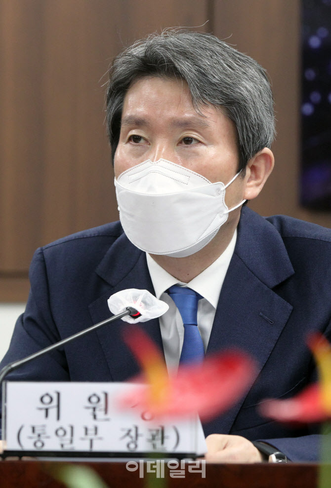 이인영 "서울-평양 대표부, 개성·신의주·나진·선봉에 연락소·무역대표부 설치 희망"