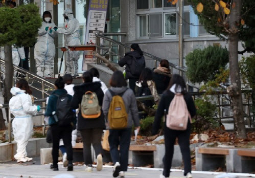 방대본 “중등교사 임용시험 응시자 중 1명 확진” (속보)