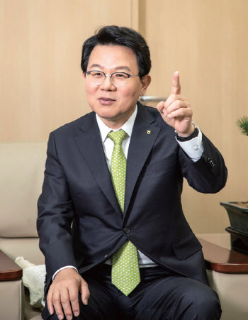 민·관 두루 거친 김광수..사모펀드 사태 수습 '첫 시험대'
