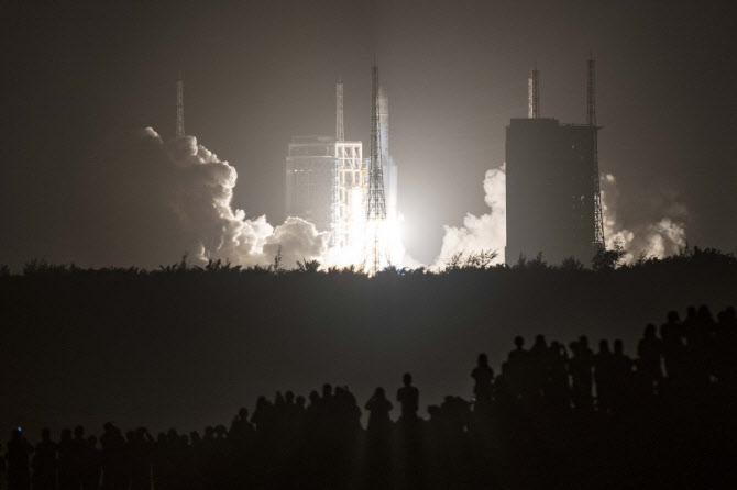 중국, 무인 탐사선 창어 5호 발사 성공…“달 표면 암석 채취한다”