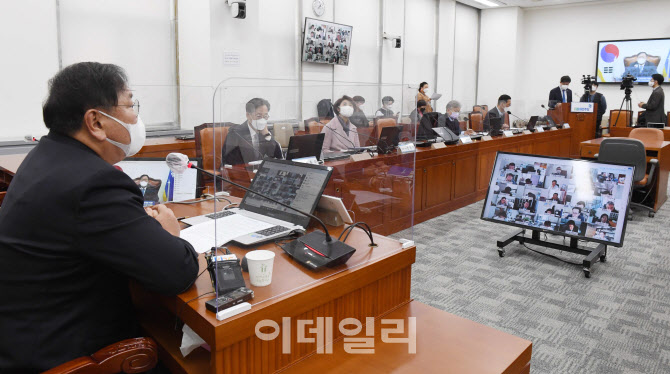 [포토]온택트 의원총회에서 발언하는 김태년