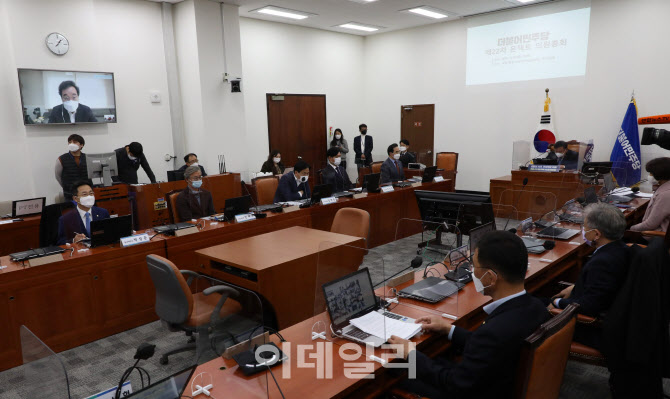 [포토]자가격리 중 화상으로 온택트 의원총회 참석한 이낙연