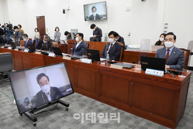 [포토]자가격리 중 화상으로 온택트 의원총회 참석한 이낙연 더불어민주당 대표