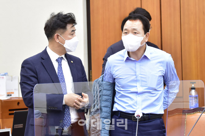[포토]의견 나누는 여야 정무위 간사