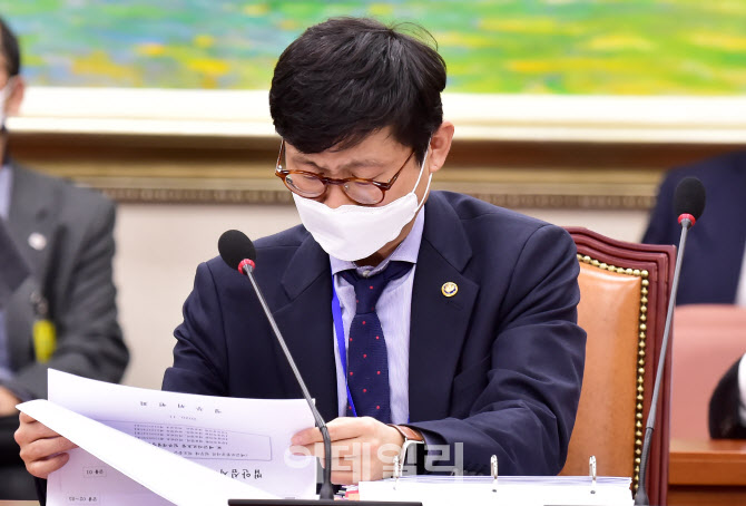 [포토]자료 살피는 도규상 금융위원회 부위원장
