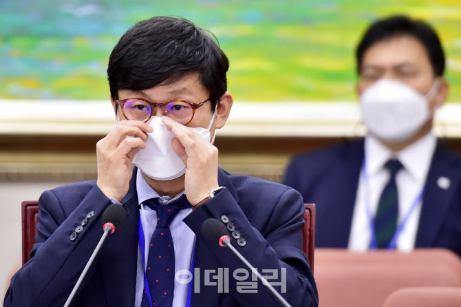 [포토]마스크 고쳐쓰는 도규상 금융위원회 부위원장