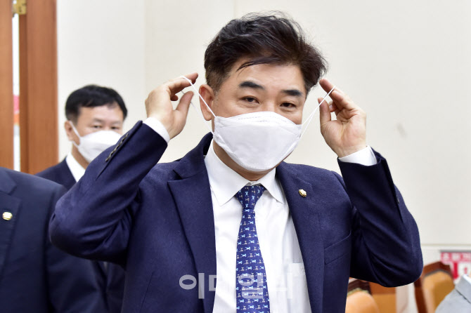 [포토]마스크 고쳐쓰는 김병욱 정무위 소위원장