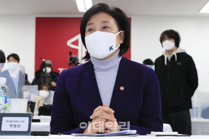 [포토] 스타트업 발표 듣는 박영선 장관