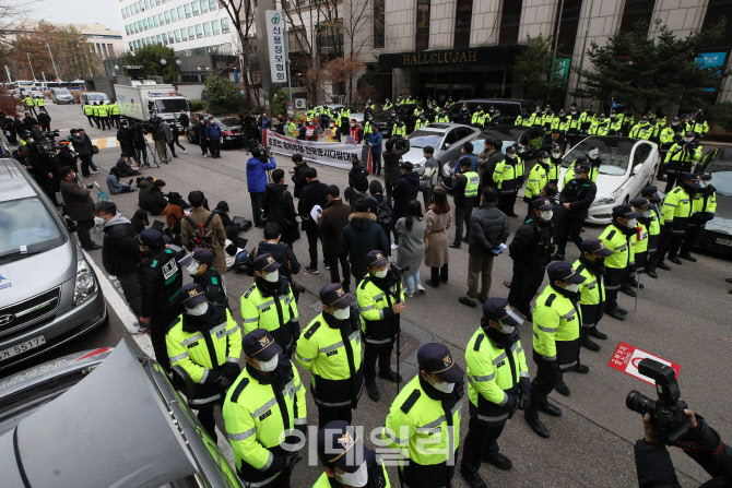 [포토]집회 펼치는 민주노총, 경찰과 대치