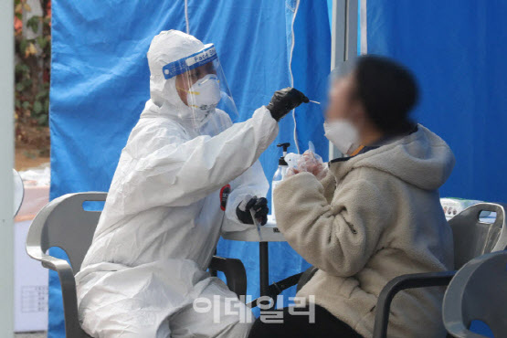 "지금 못막으면 곧 확진자 1000명대…1·2차보다 유행 커질 것"