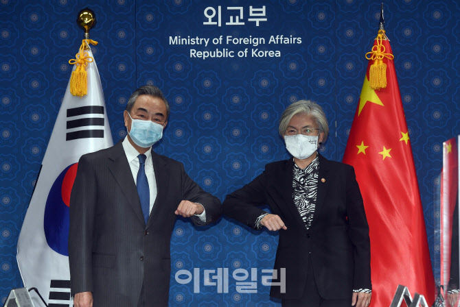 [포토]팔꿈치 인사하는 강경화 외교부 장관-중국 왕이 외교부장