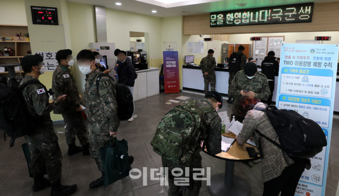 [포토]국방부, 훈련소 집단 확진→ 軍 “장병 휴가 통제 등 거리두기 2.5단계 격상”