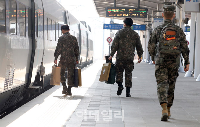 [포토]국방부, "전장병 휴가, 외출 전면 통제"…거리두기 2.5단계 격상