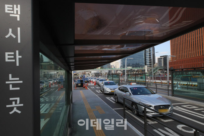 [포토]평소 줄 서던 곳…한산한 분위기로 택시업계 '울상'