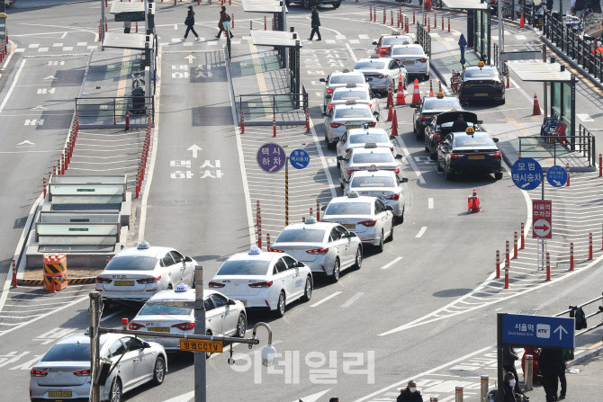 [포토]손님을 애타게 기다리는 택시들