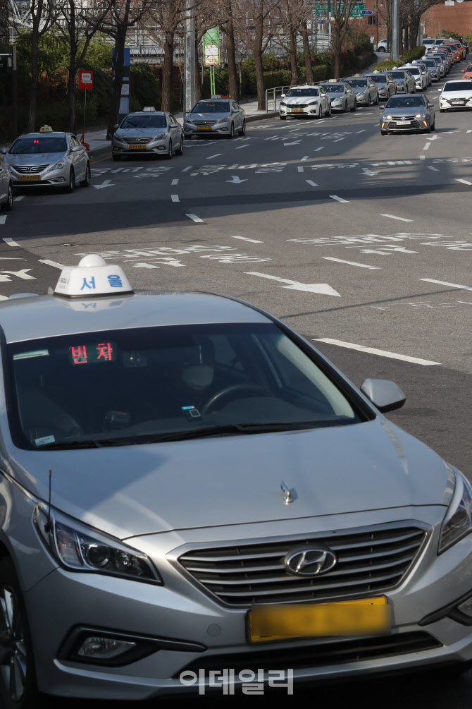 [포토]서울역 앞 대기하는 택시들