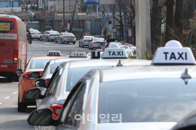 [포토]거리두기 2단계, 빈차 시간이 길어지는 택시