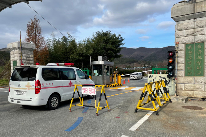 軍 코로나19 확산세 '주춤'…집단 감염 우려 여전