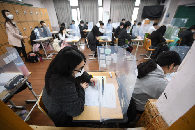 수능 전날 수험생 코로나19 검사 보건소로 일원화…밤 10시까지 운영