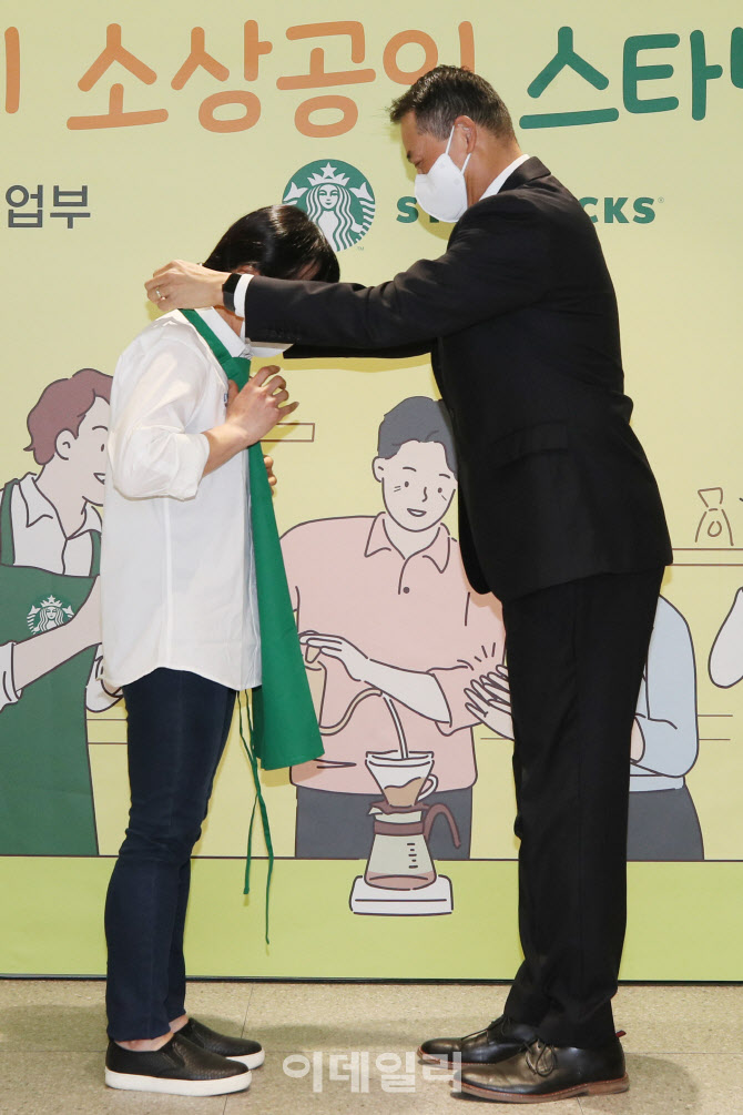 [포토]'스타벅스 상징' 녹색 앞치마 수여받은 교육생