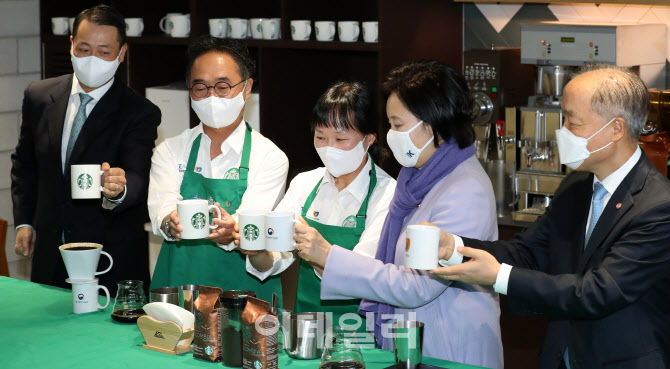 [포토]커피로 건배하는 박영선 장관과 스타벅스 교육생들