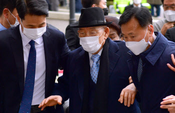 `사자명예훼손` 전두환, 징역 8월·집유 2년…재판부, 헬기사격 인정
