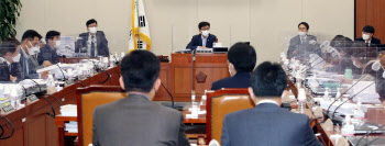 2023년부터 주식 양도세 물린다…가상화폐 과세 3개월 유예