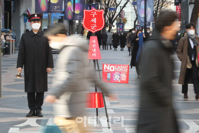 [포토]명동에서 펼쳐진 구세군 자선냄비 모금활동