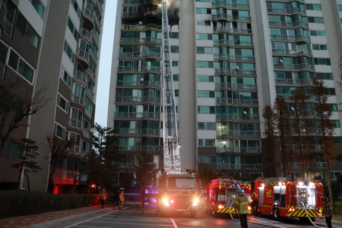 군포 아파트 12층서 화재 발생···4명 숨져
