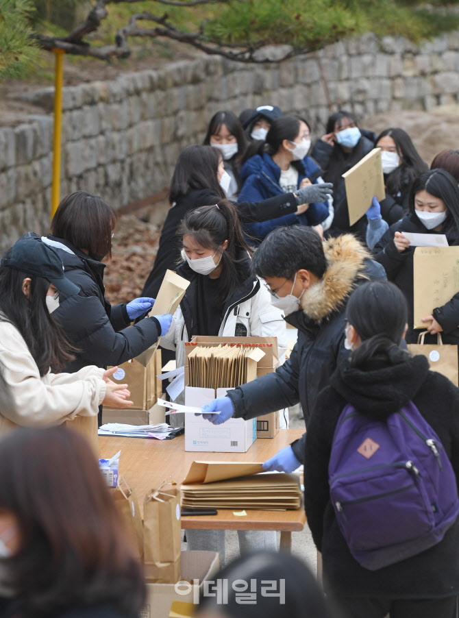 [포토]워킹스루 형식으로 수험표 교부받는 학생들