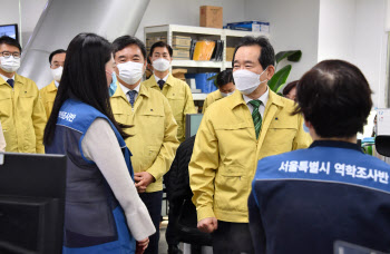 서울 방역 컨트롤타워 찾은 정세균 "코로나에 승리하는 날까지 최선 다해야"